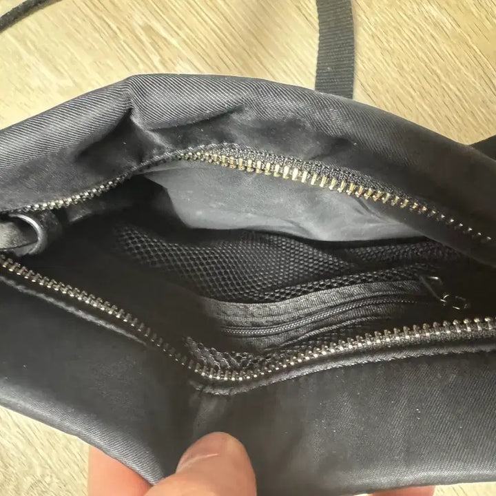 [SOLD OUT] A.P.C 아페쎄 블랙 로고 스트랩 크로스백