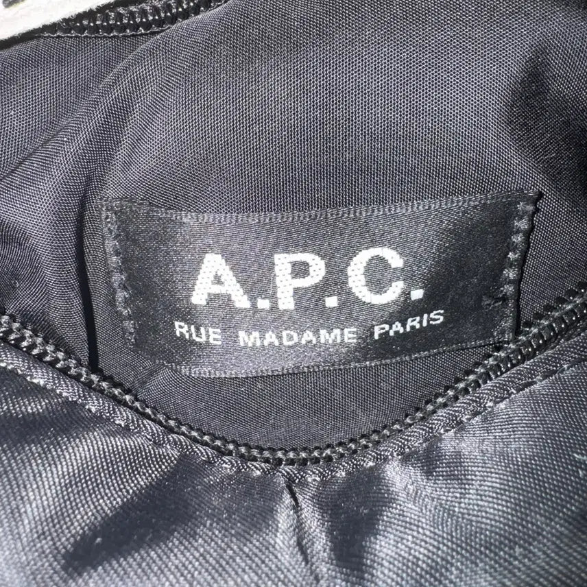 [SOLD OUT] A.P.C 아페쎄 블랙 로고 스트랩 크로스백