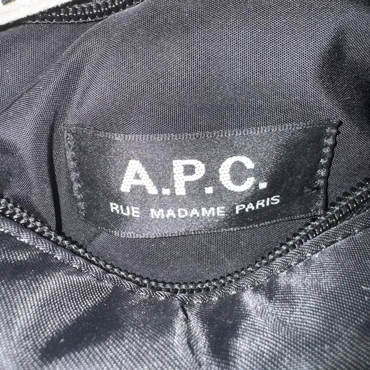 [SOLD OUT] A.P.C 아페쎄 블랙 로고 스트랩 크로스백