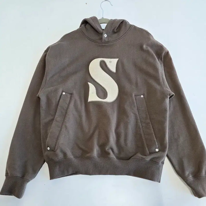 [SOLD OUT] 세터 SATUR 리벳 아플리케 포켓 로고 후드 브라운 S