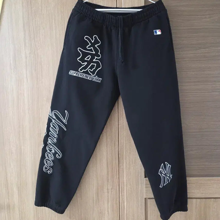 [BUNJANG] Supreme New York Yankees Sweatpants Black - 22FW / 슈프림 뉴욕 양키스 스웨트팬츠 블랙 - 22FW