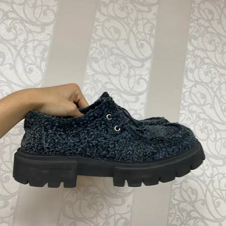 [BUNJANG] Undyed Room Chunky Fur Derby Shoes Black / 언다이드룸 청키 퍼 더비 블랙