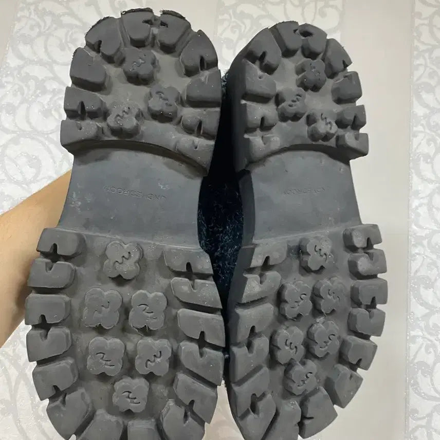 [BUNJANG] Undyed Room Chunky Fur Derby Shoes Black / 언다이드룸 청키 퍼 더비 블랙