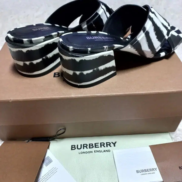 [BUNJANG] Burberry Zebra Pattern Sandals (36/230) - Mint Condition / 버버리 지브라 슬리퍼 샌들 풀박 정품!여자36사이즈230!실착3번!최상급