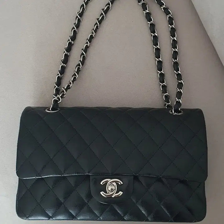 [BUNJANG] Chanel Classic Medium Shoulder Bag / 샤넬 클래식 미듐 11번대