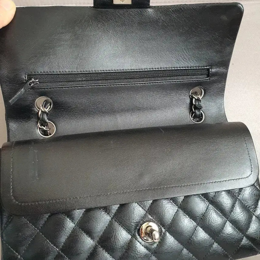 [BUNJANG] Chanel Classic Medium Shoulder Bag / 샤넬 클래식 미듐 11번대