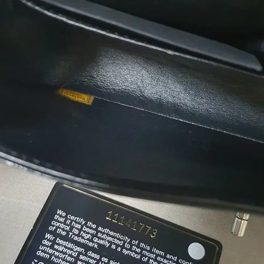 [BUNJANG] Chanel Classic Medium Shoulder Bag / 샤넬 클래식 미듐 11번대