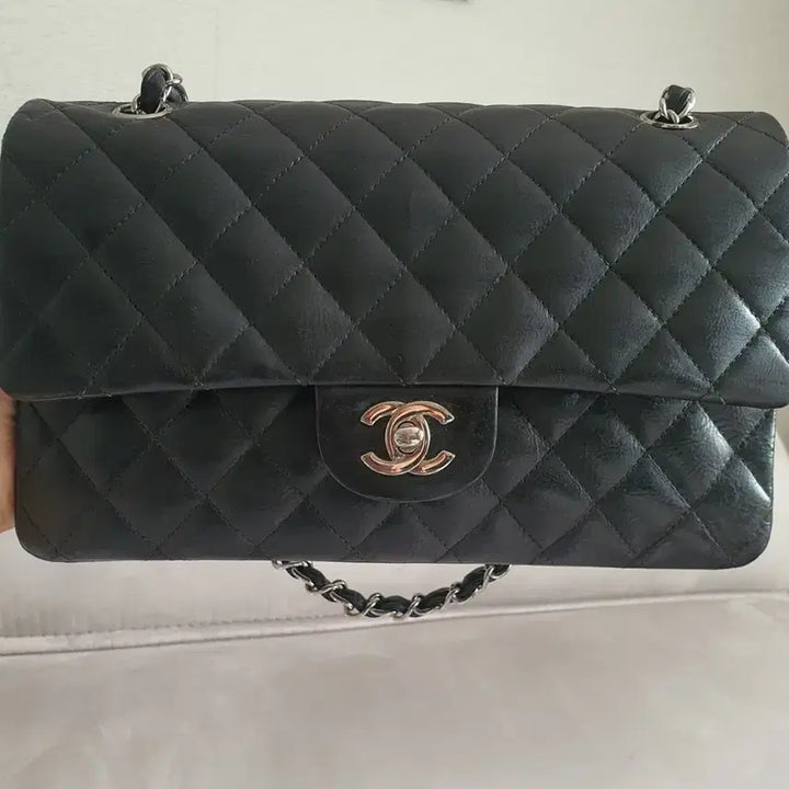 [BUNJANG] Chanel Classic Medium Shoulder Bag / 샤넬 클래식 미듐 11번대