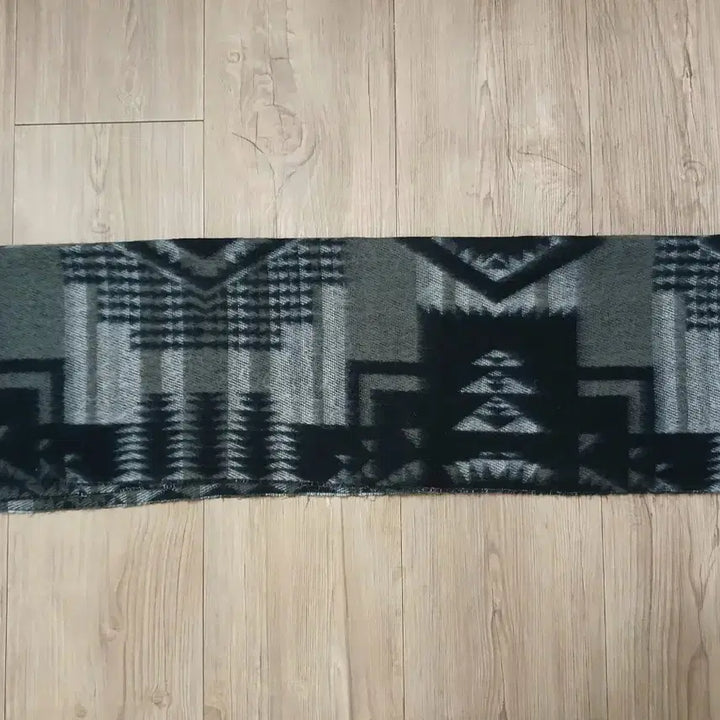 [BUNJANG] Geometric Pattern Wool Scarf Shawl / 블랙 그레이 기하학 패턴 울 목도리 숄 머플러