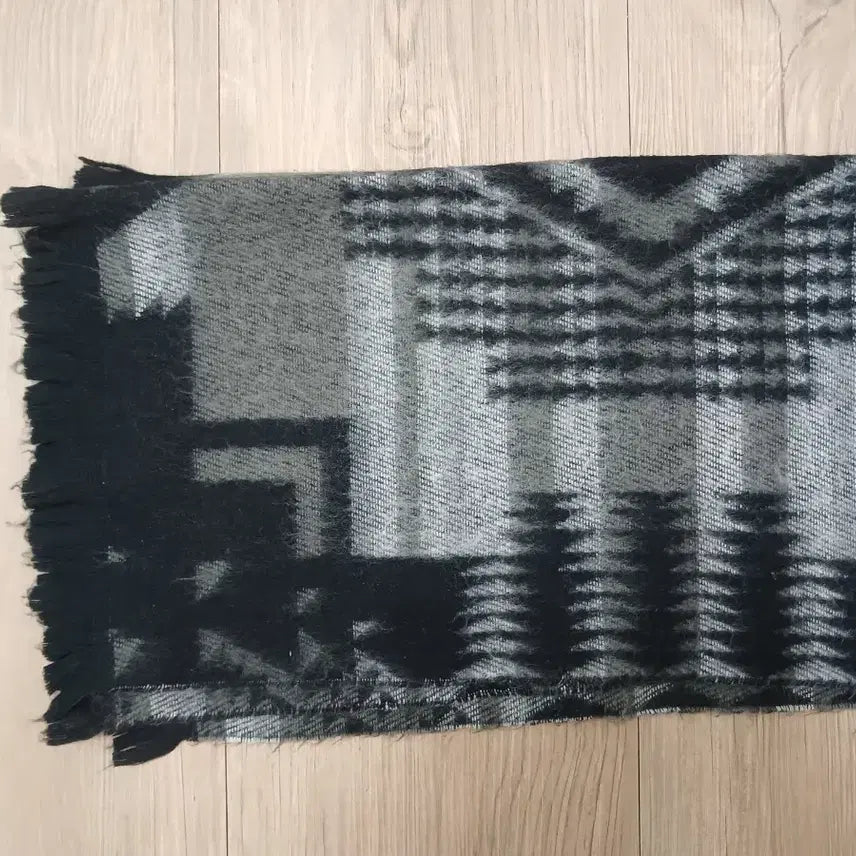 [BUNJANG] Geometric Pattern Wool Scarf Shawl / 블랙 그레이 기하학 패턴 울 목도리 숄 머플러