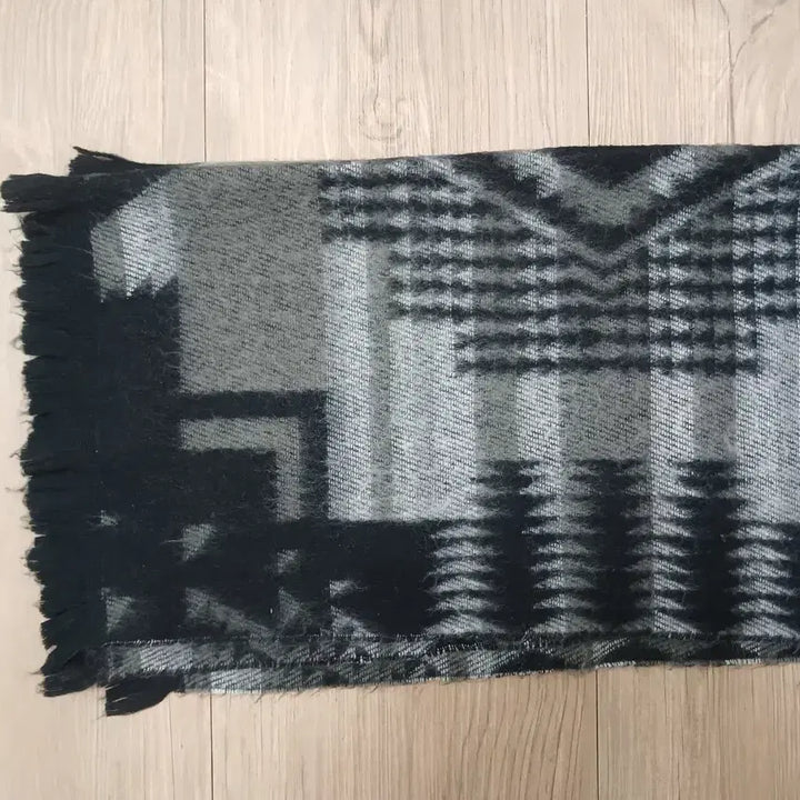 [BUNJANG] Geometric Pattern Wool Scarf Shawl / 블랙 그레이 기하학 패턴 울 목도리 숄 머플러