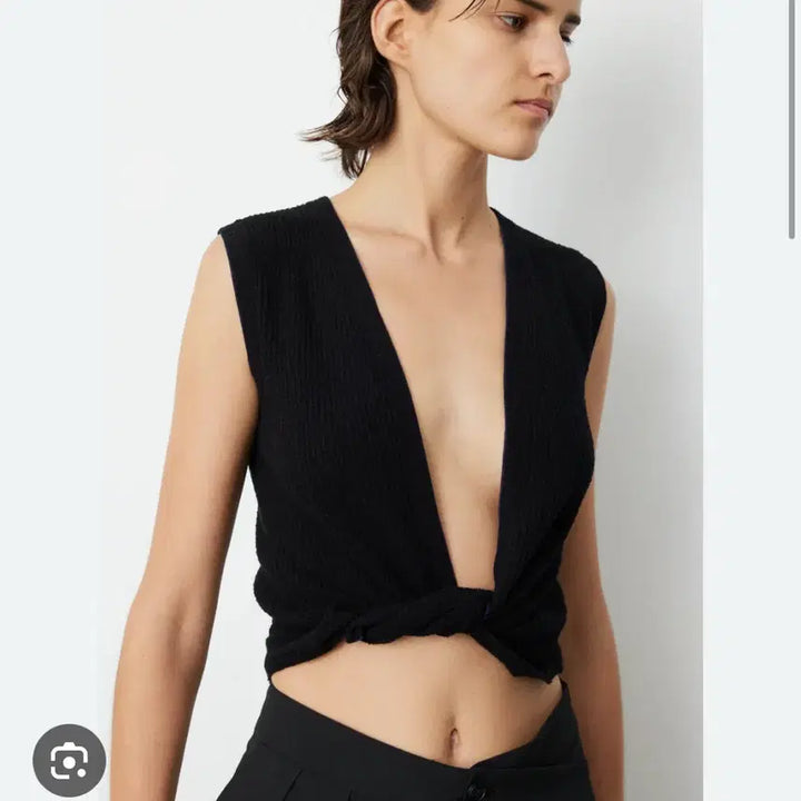 [BUNJANG] Jacquemus Knit Sleeveless Crop Top / 자크뮈스 Jacquemus 니트 슬리브리스 크롭탑 34 미시착 새상품