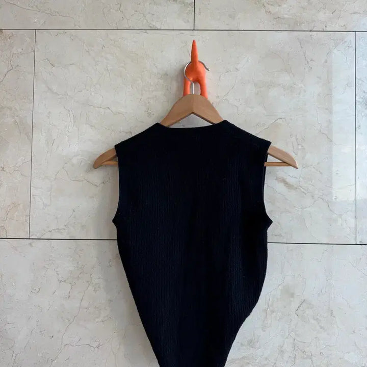 [BUNJANG] Jacquemus Knit Sleeveless Crop Top / 자크뮈스 Jacquemus 니트 슬리브리스 크롭탑 34 미시착 새상품