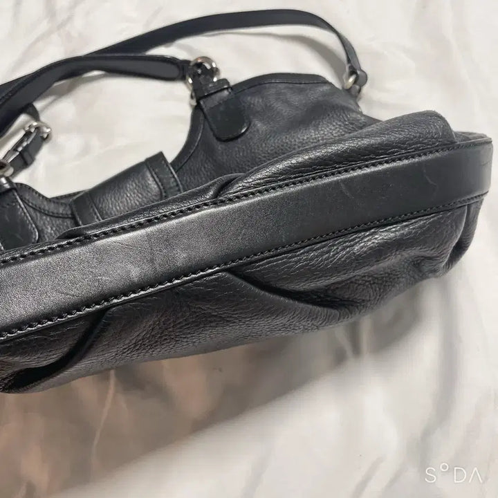 [BUNJANG] 페라가모 간치니 블랙 레더 숄더백 / 페라가모 간치니 블랙 레더 숄더백