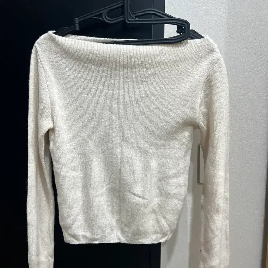[BUNJANG] Black Up Cashmere Off-Shoulder Knit Sweater / 블랙업 캐시 오프숄더 니트