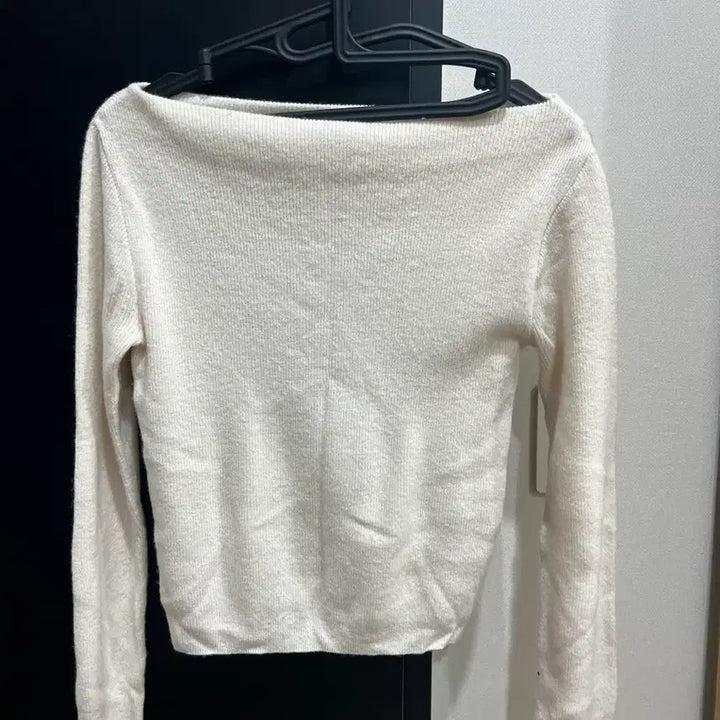[BUNJANG] Black Up Cashmere Off-Shoulder Knit Sweater / 블랙업 캐시 오프숄더 니트