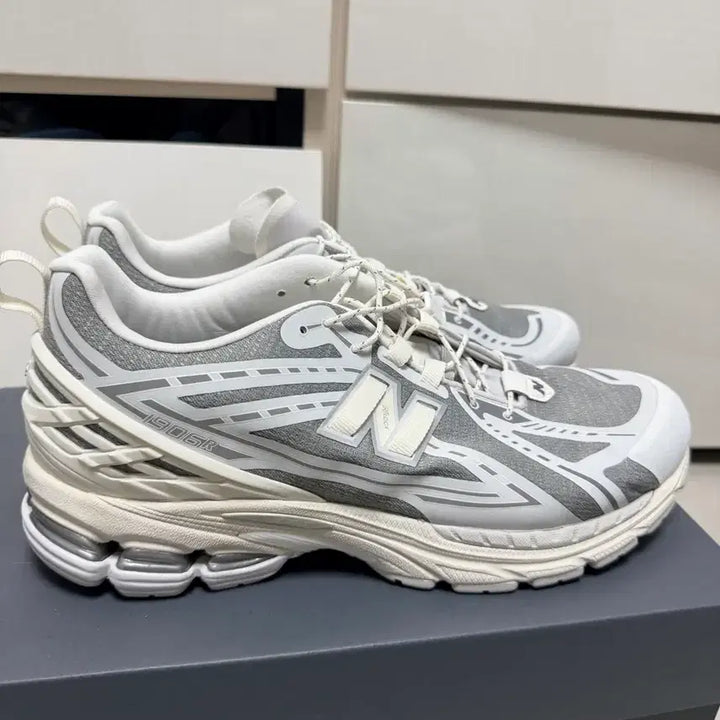 [SOLD OUT] 뉴발란스 1906R 그레이 운동화