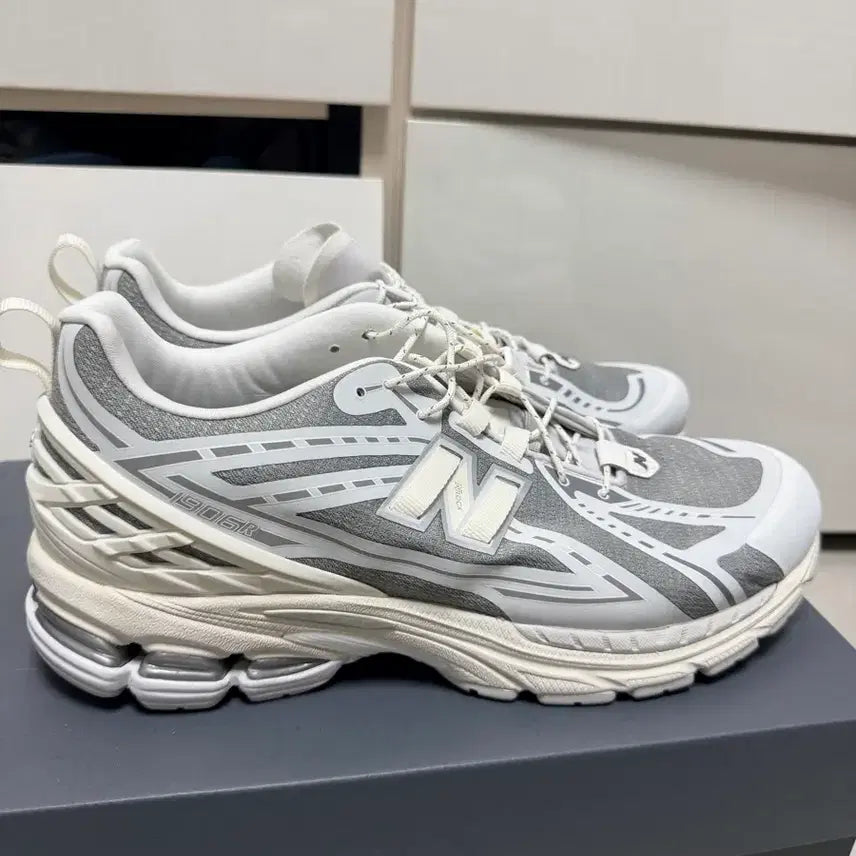 [SOLD OUT] 뉴발란스 1906R 그레이 운동화