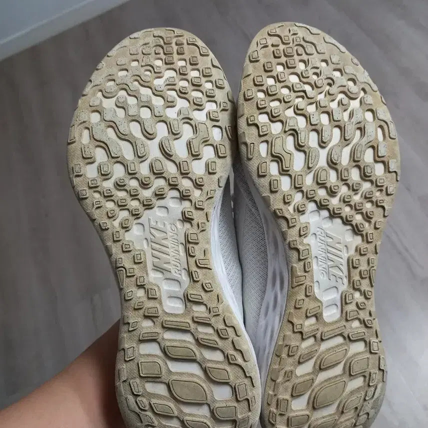 [BUNJANG] Nike Revolution White Sneakers 280 / 나이키 레볼루션 화이트 운동화 280