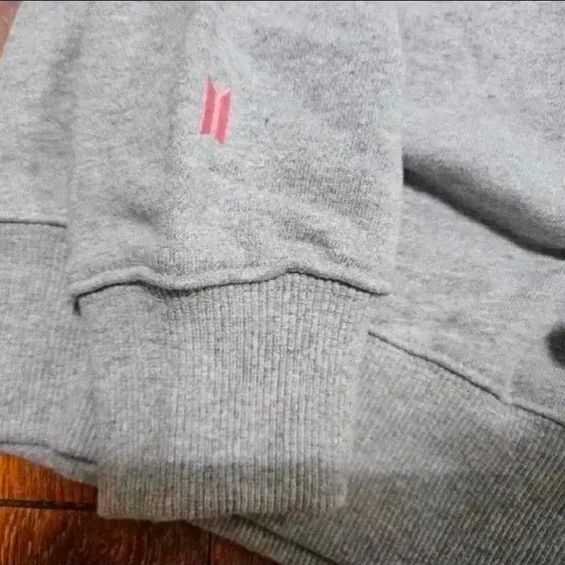 [BUNJANG] BTS V DNA Limited Edition Gray Sweatshirt / 새상품)  BTS 뷔 맨투맨 굿즈 한정판 티셔츠 판매합니다