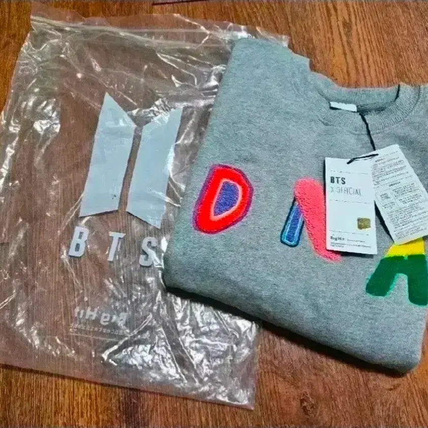[BUNJANG] BTS V DNA Limited Edition Gray Sweatshirt / 새상품)  BTS 뷔 맨투맨 굿즈 한정판 티셔츠 판매합니다