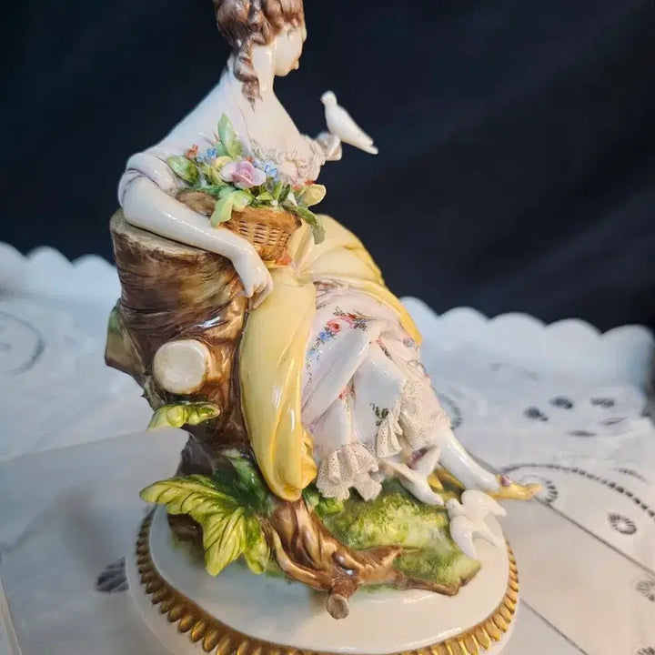 [BUNJANG] Capodimonte Woman with Doves Porcelain Figurine / 독일 카포디몬테 비둘기보는 여인