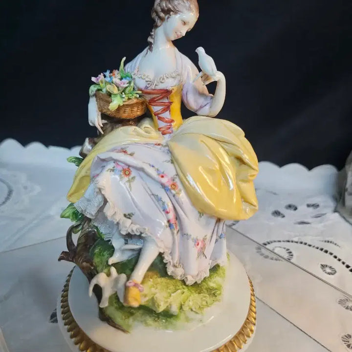 [BUNJANG] Capodimonte Woman with Doves Porcelain Figurine / 독일 카포디몬테 비둘기보는 여인