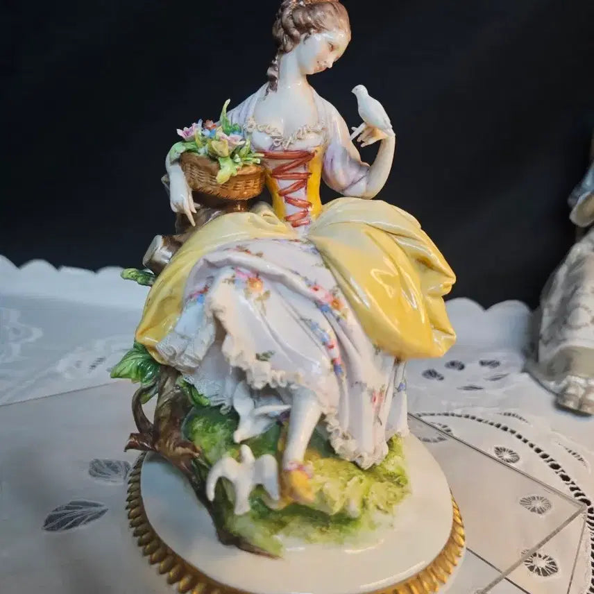 [BUNJANG] Capodimonte Woman with Doves Porcelain Figurine / 독일 카포디몬테 비둘기보는 여인