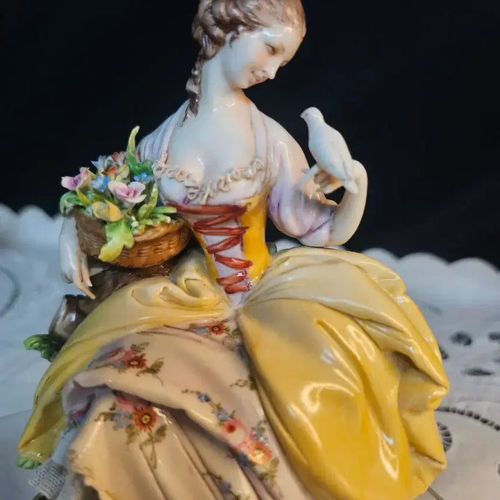[BUNJANG] Capodimonte Woman with Doves Porcelain Figurine / 독일 카포디몬테 비둘기보는 여인