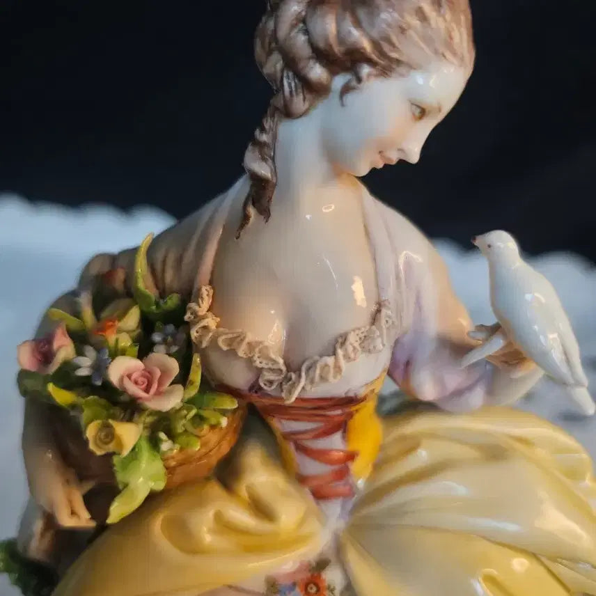[BUNJANG] Capodimonte Woman with Doves Porcelain Figurine / 독일 카포디몬테 비둘기보는 여인