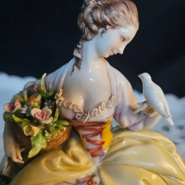 [BUNJANG] Capodimonte Woman with Doves Porcelain Figurine / 독일 카포디몬테 비둘기보는 여인