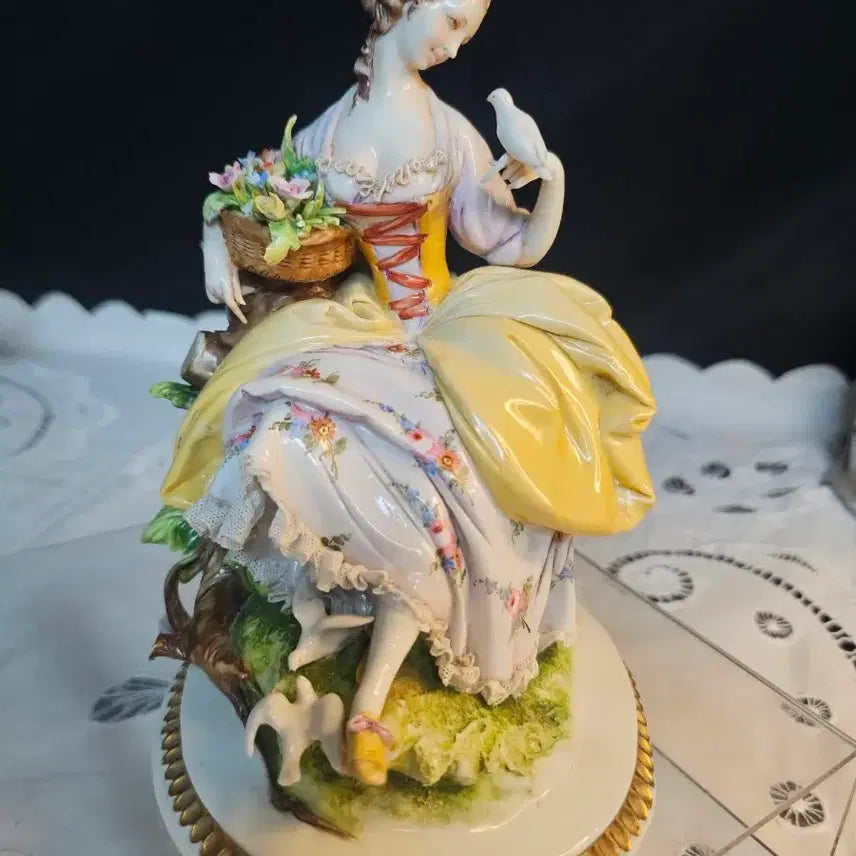 [BUNJANG] Capodimonte Woman with Doves Porcelain Figurine / 독일 카포디몬테 비둘기보는 여인