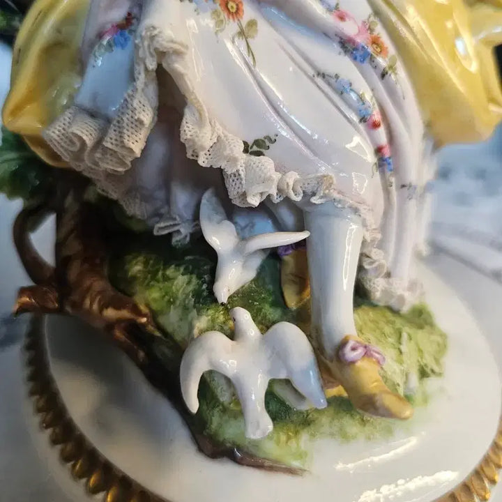 [BUNJANG] Capodimonte Woman with Doves Porcelain Figurine / 독일 카포디몬테 비둘기보는 여인