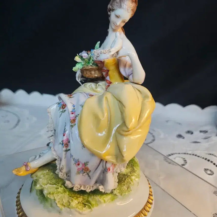[BUNJANG] Capodimonte Woman with Doves Porcelain Figurine / 독일 카포디몬테 비둘기보는 여인
