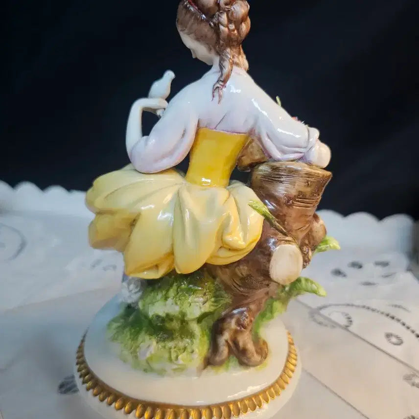 [BUNJANG] Capodimonte Woman with Doves Porcelain Figurine / 독일 카포디몬테 비둘기보는 여인