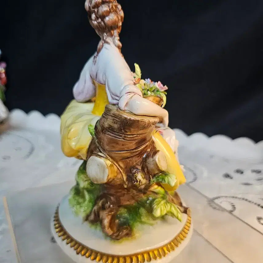 [BUNJANG] Capodimonte Woman with Doves Porcelain Figurine / 독일 카포디몬테 비둘기보는 여인