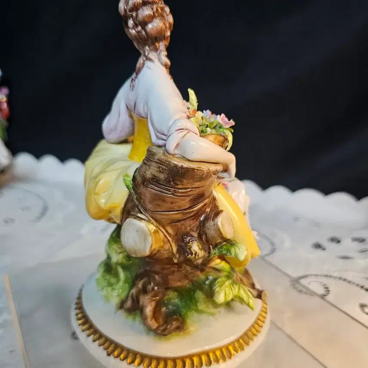 [BUNJANG] Capodimonte Woman with Doves Porcelain Figurine / 독일 카포디몬테 비둘기보는 여인