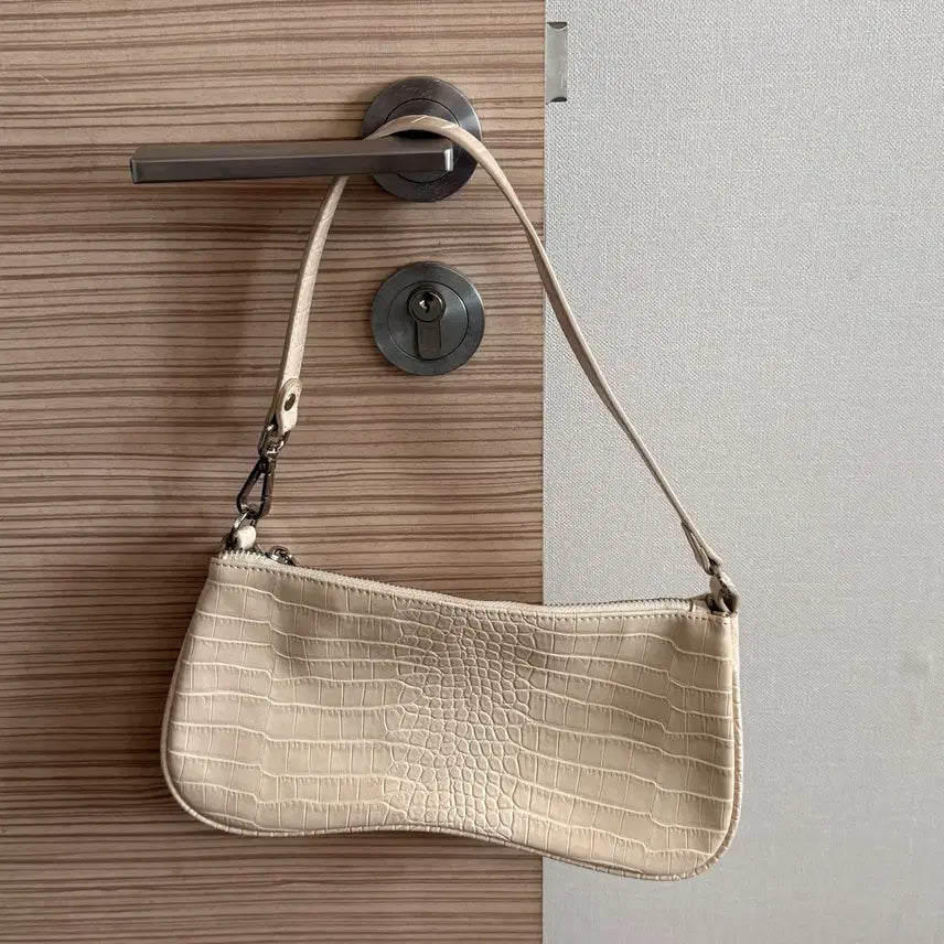 [BUNJANG] JW PEI Eva Shoulder Bag Ivory Croc / JW PEI Eva 숄더백 아이보리 악어 무늬 (카리나 착용)