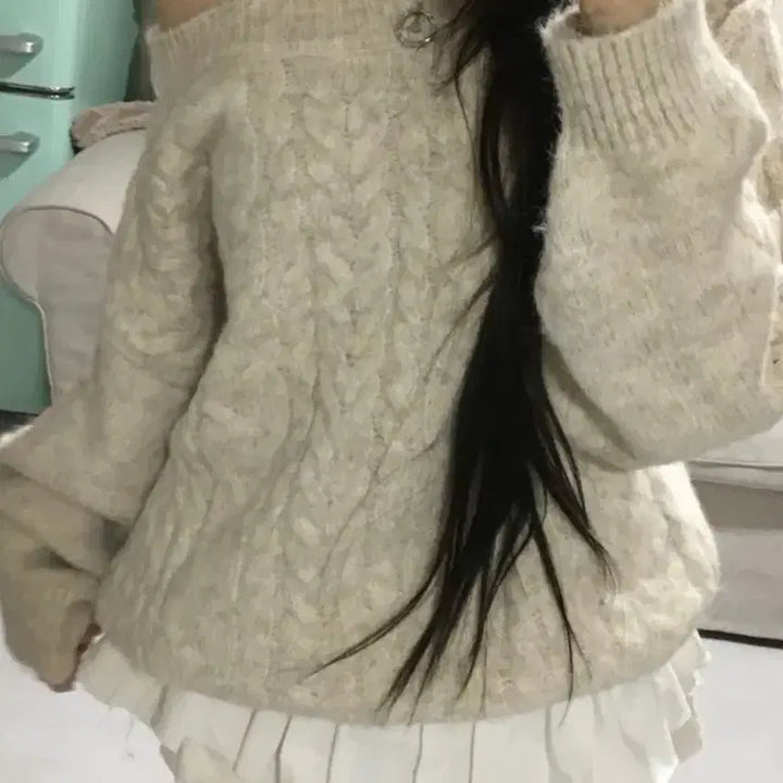 [BUNJANG] Loose Fit Cable Knit Off-Shoulder Sweater Beige / 한 번 입은 루즈핏 꽈배기 언발 오프숄더 니트 베이지
