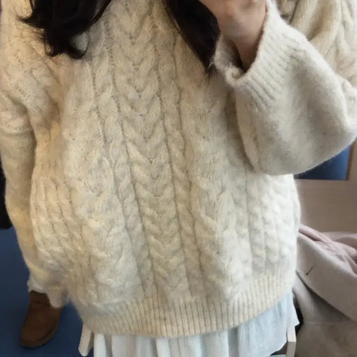 [BUNJANG] Loose Fit Cable Knit Off-Shoulder Sweater Beige / 한 번 입은 루즈핏 꽈배기 언발 오프숄더 니트 베이지