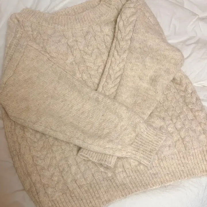 [BUNJANG] Loose Fit Cable Knit Off-Shoulder Sweater Beige / 한 번 입은 루즈핏 꽈배기 언발 오프숄더 니트 베이지