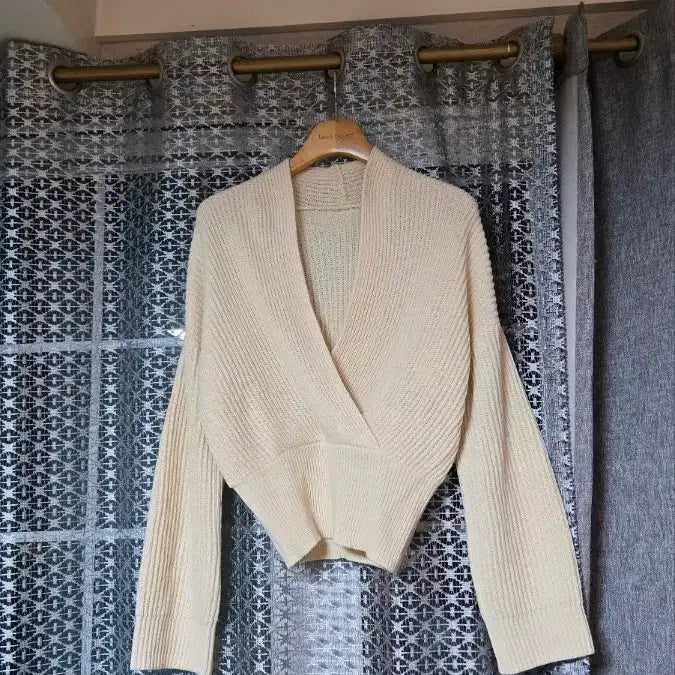 [BUNJANG] Ivory Cross Knit Top / 아이보리 크로스 니트 free