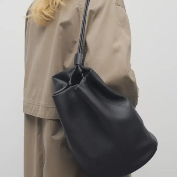 [BUNJANG] THE ROW JoeBackpack Black / THE ROW JoeBackpack 더로우 조백팩 블랙