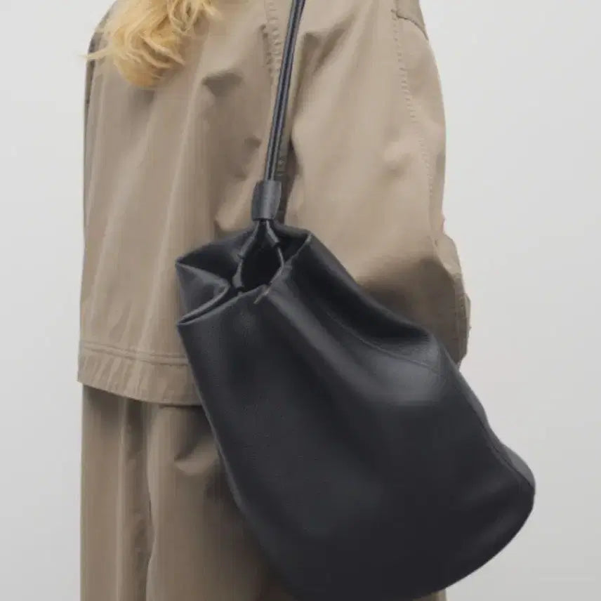 [BUNJANG] THE ROW JoeBackpack Black / THE ROW JoeBackpack 더로우 조백팩 블랙