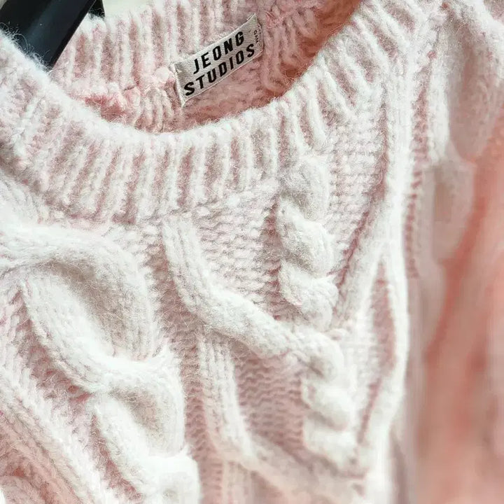 [BUNJANG] Pink Cable Knit Sweater / 폭닥폭닥 여리여리 연한 딸기우유 핑크 색상 꽈베기 스웨터 니트