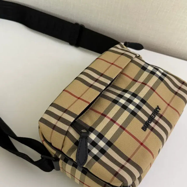 [BUNJANG] Burberry Crossbody Bag (Unisex) / 정품 버버리 가방 남녀공용 버버리백 크로스백(선물가능)