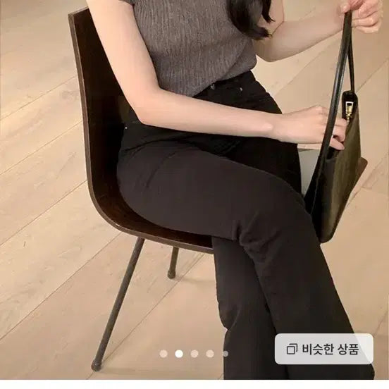 [SOLD OUT] 렌느 레터 플리츠 캡소매 블라우스(차콜-새상품)