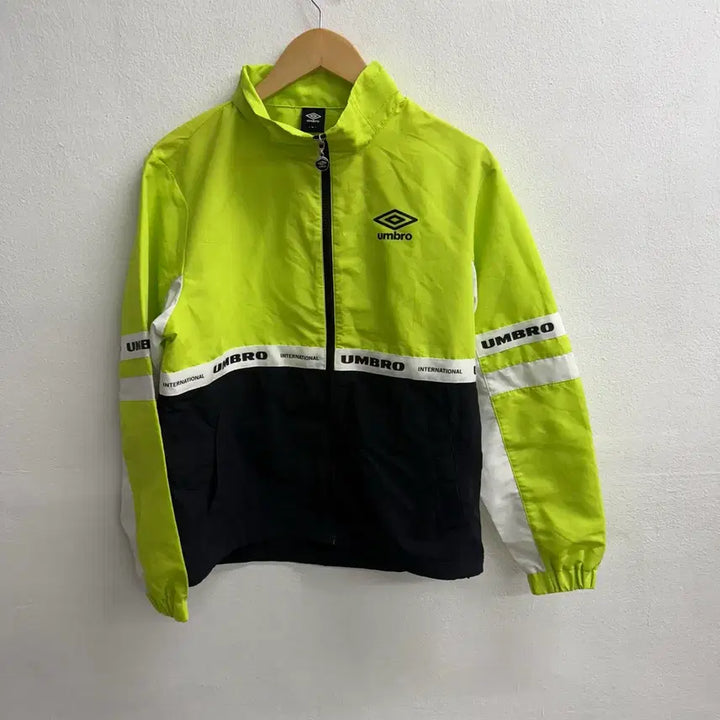 [BUNJANG] Umbro Windbreaker Jacket (Size 90) / 엄브로 형광 바람막이 자켓 (90)
