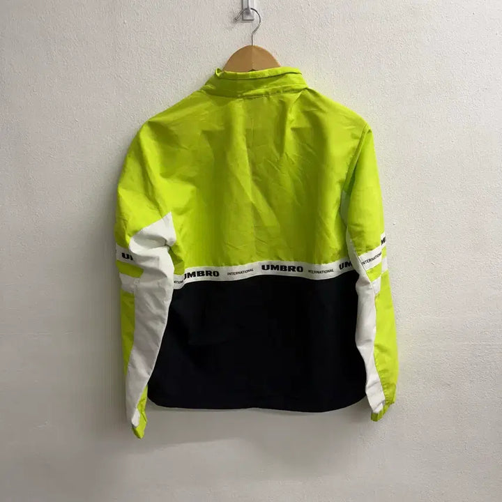 [BUNJANG] Umbro Windbreaker Jacket (Size 90) / 엄브로 형광 바람막이 자켓 (90)