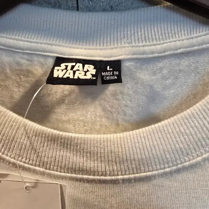 [BUNJANG] Star Wars Darth Vader Illustration White Sweatshirt / 스타워즈. 정품 굿즈!  맨투맨 화이트. 미착!
